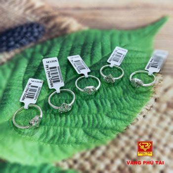 Nhẫn bạc trẻ em